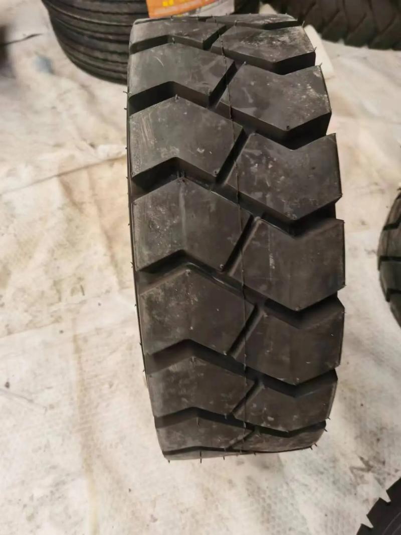 朝陽叉車輪胎28x9一15實心胎#叉車輪胎##輪胎批發(fā) #全